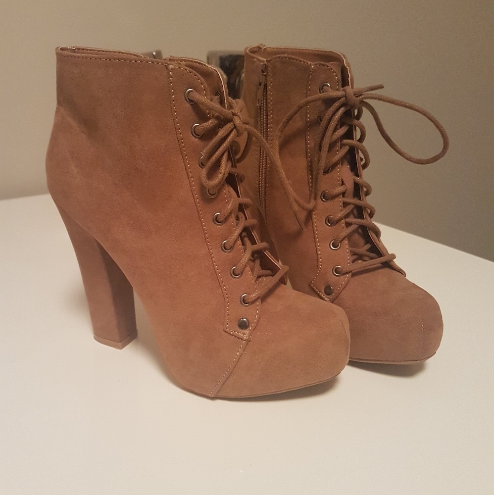 Tan lace up ankle boots size 6
